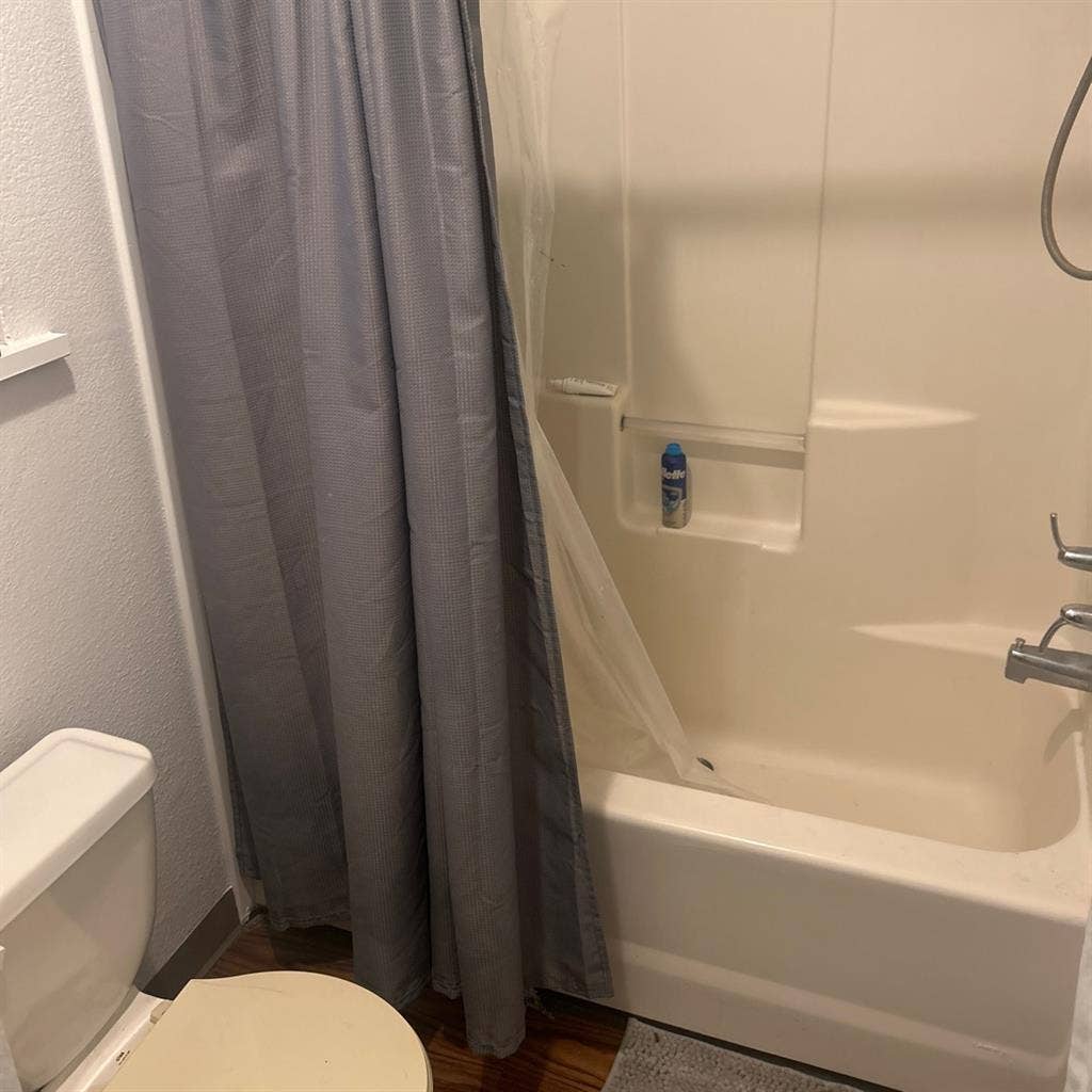 Master bedroom with priv
bathroom