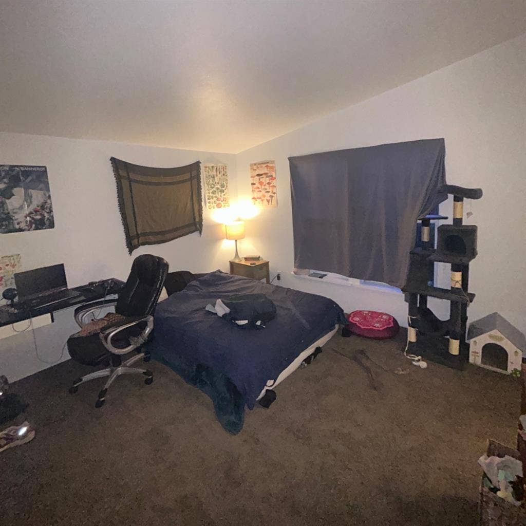 Master bedroom with priv
bathroom
