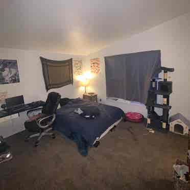 Master bedroom with priv 
bathroom