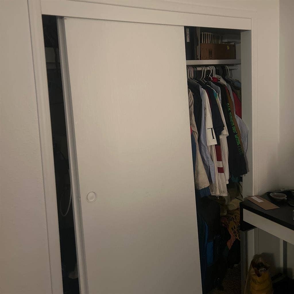 Master bedroom with priv
bathroom