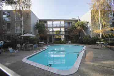 Spacious 2 bedrooms Condo for Rent