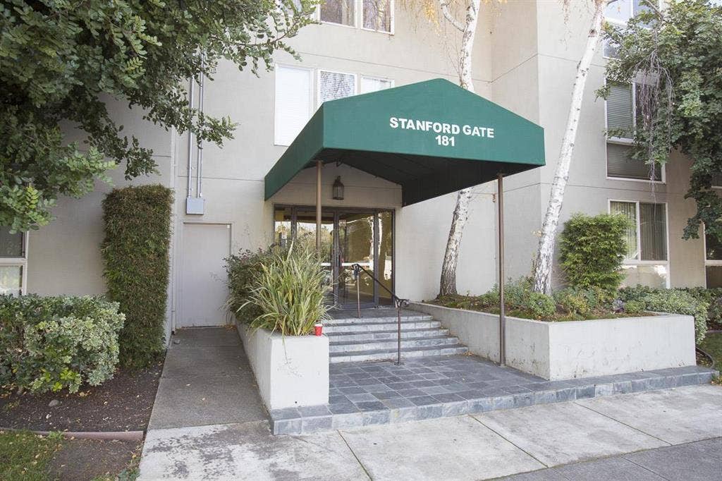 Spacious 2 bedrooms Condo for Rent