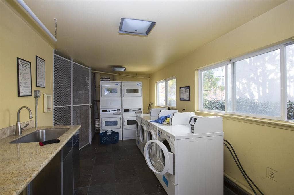 Spacious 2 bedrooms Condo for Rent