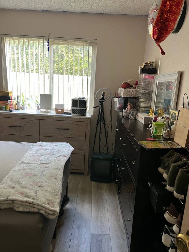 I’m looking for a girl roommate. ❤️