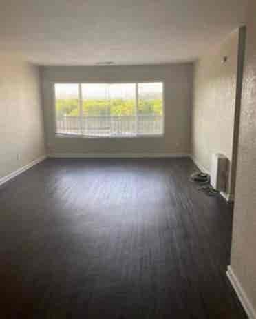 5 minute walking distance from UCR!