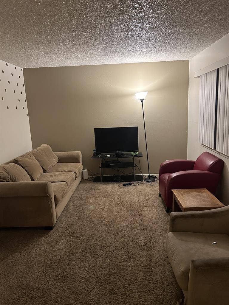 Looking for a Roomate to move in