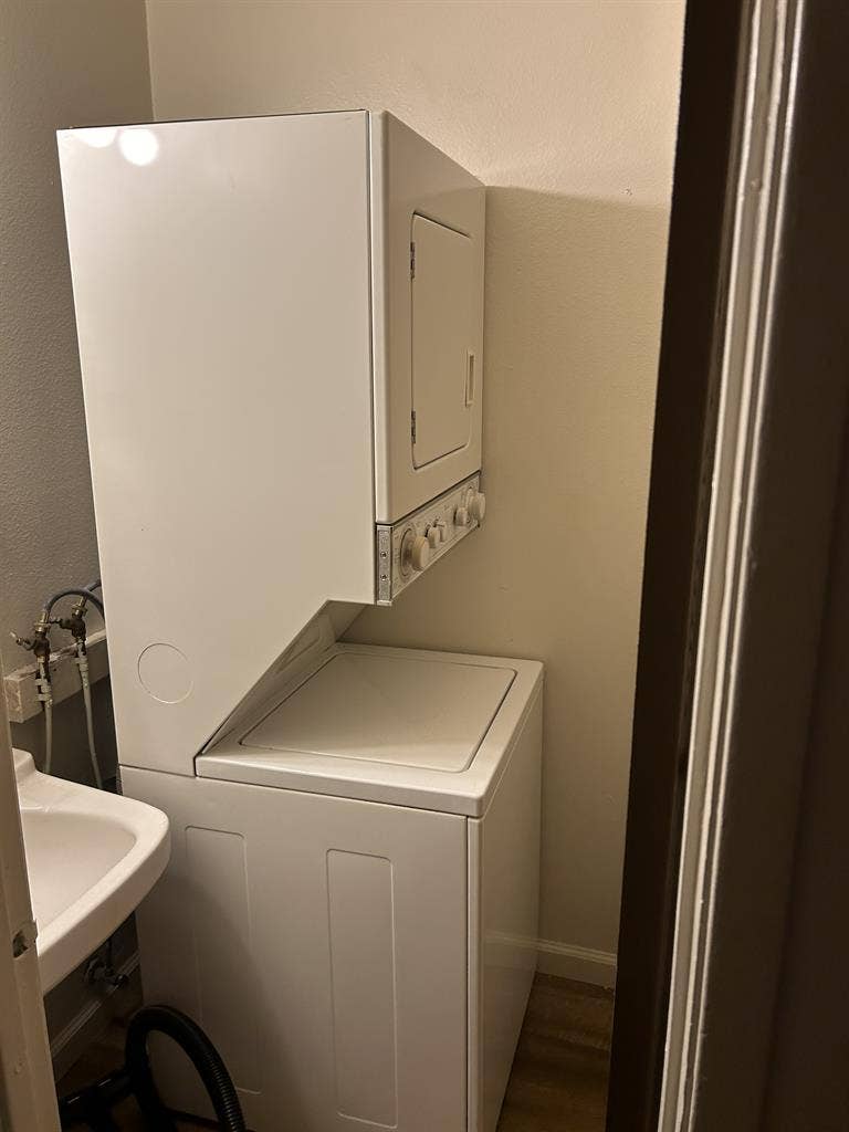 Looking for a Roomate to move in