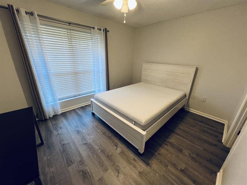 Iso a roommate.