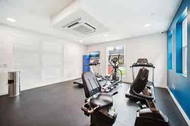 Huge Room, private bath, June 1st