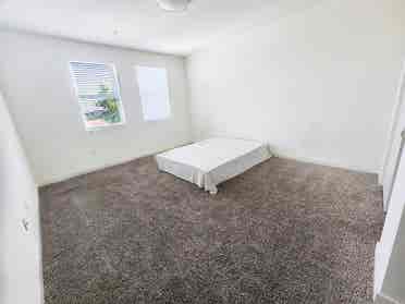Huge Room, private bath, June 1st