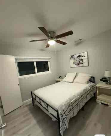 Single room available fort rent