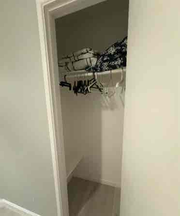 Single room available fort rent