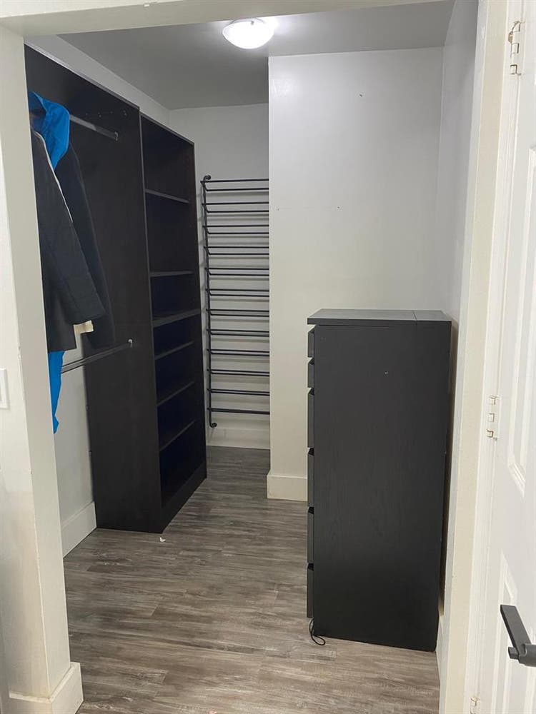 Independent entree, clean wide Room