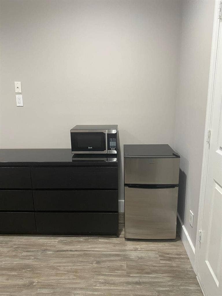 Independent entree, clean wide Room