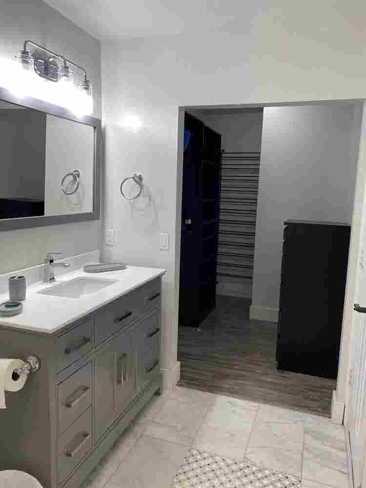 Independent entree, clean wide Room