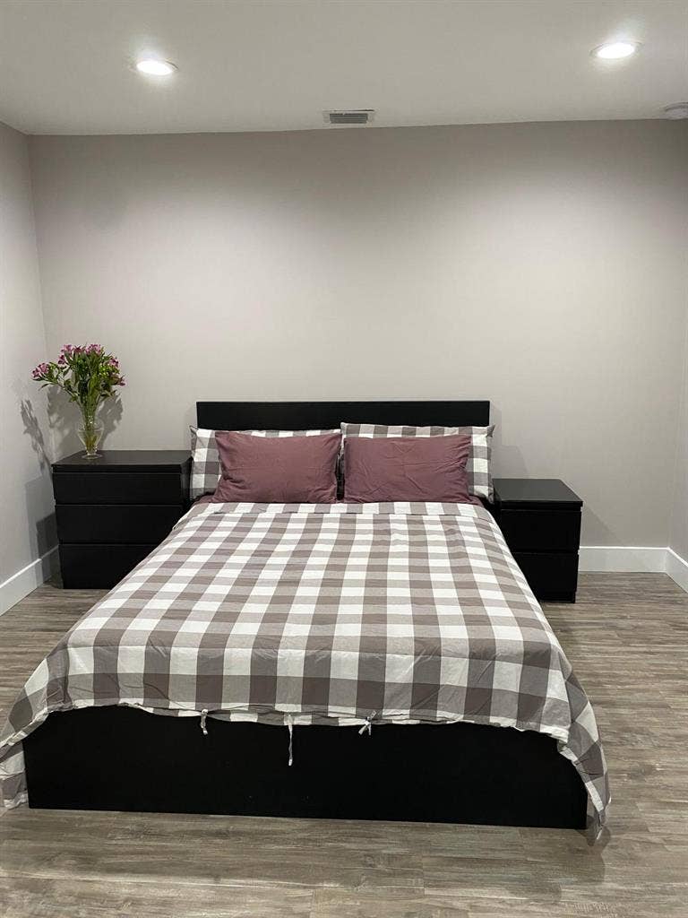 Independent entree, clean wide Room