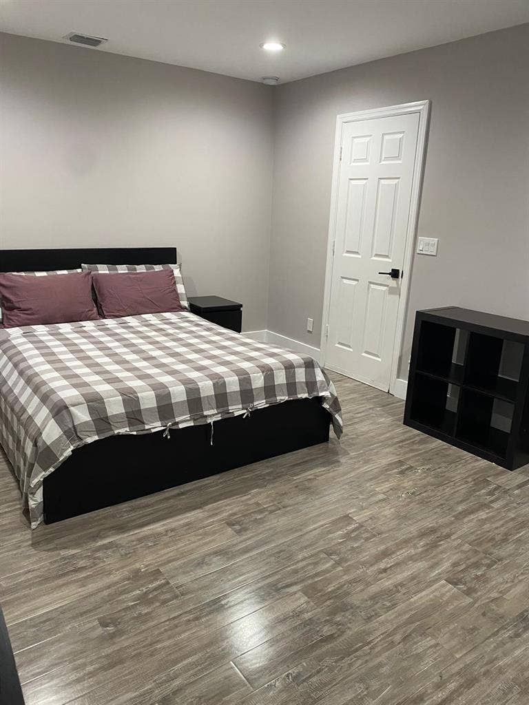 Independent entree, clean wide Room