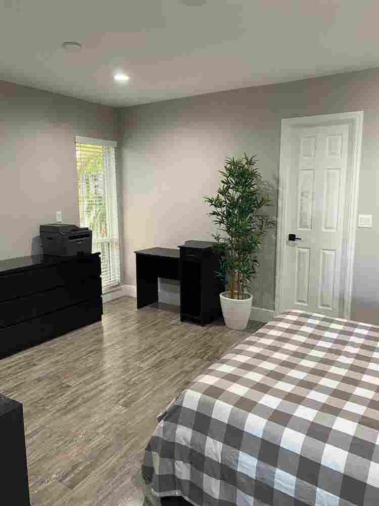 Independent entree, clean wide Room