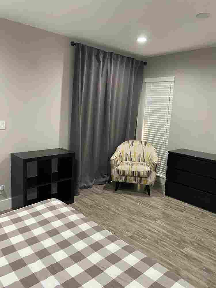 Independent entree, clean wide Room