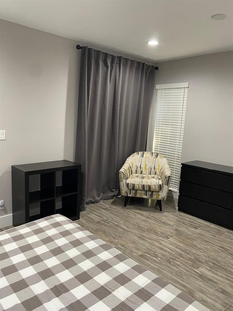 Independent entree, clean wide Room