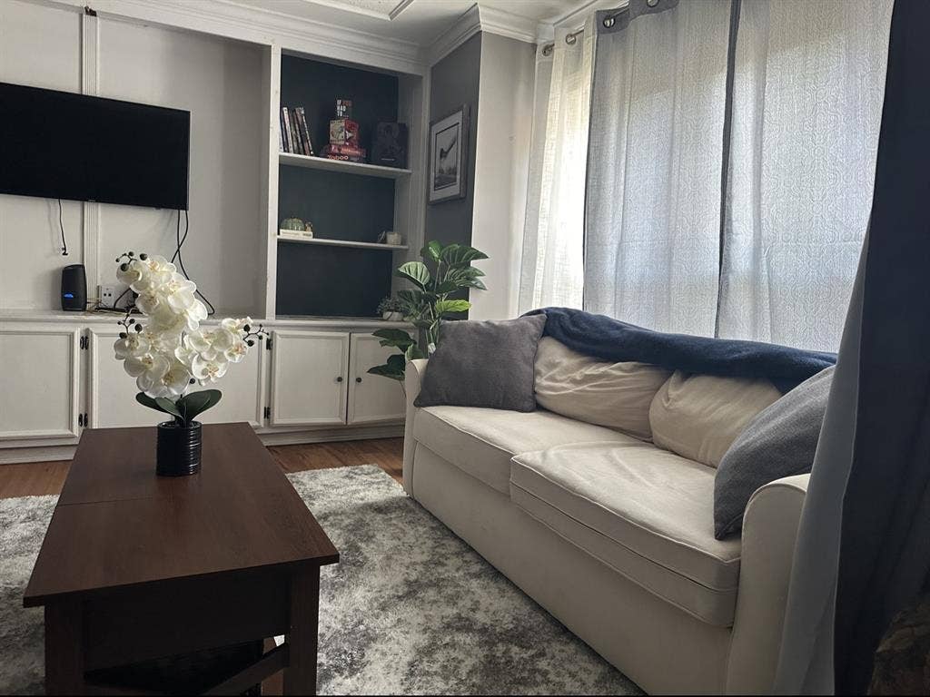 Private Room in shared Townhouse