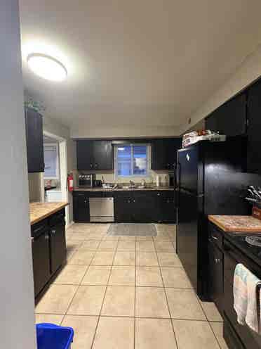 Looking for 2 roommates