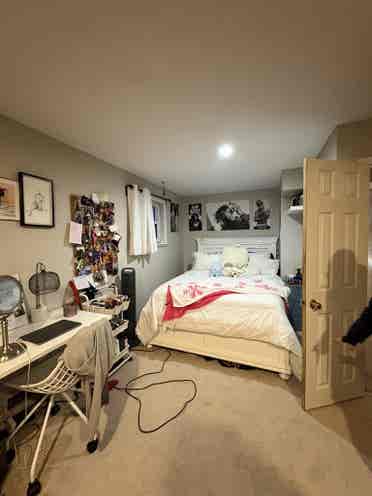 Looking for 2 roommates