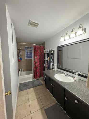Looking for 2 roommates