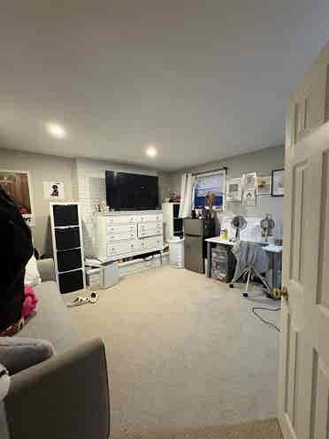 Looking for 2 roommates