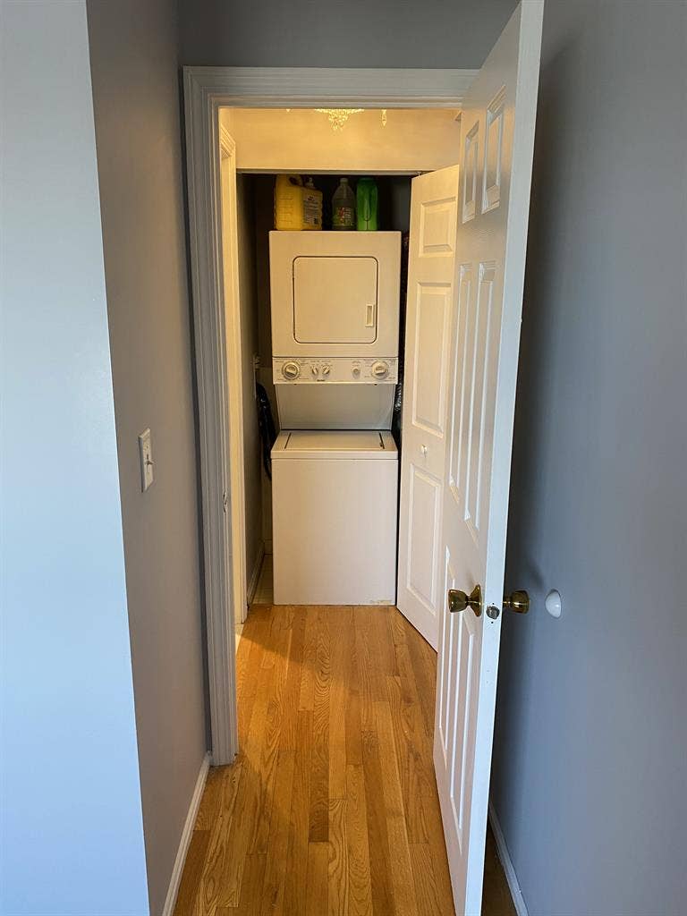 Room in br available now!