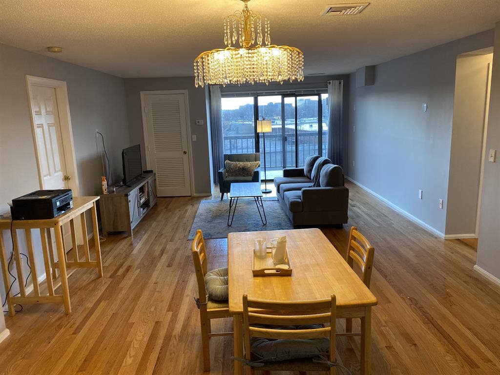 Room in br available now!