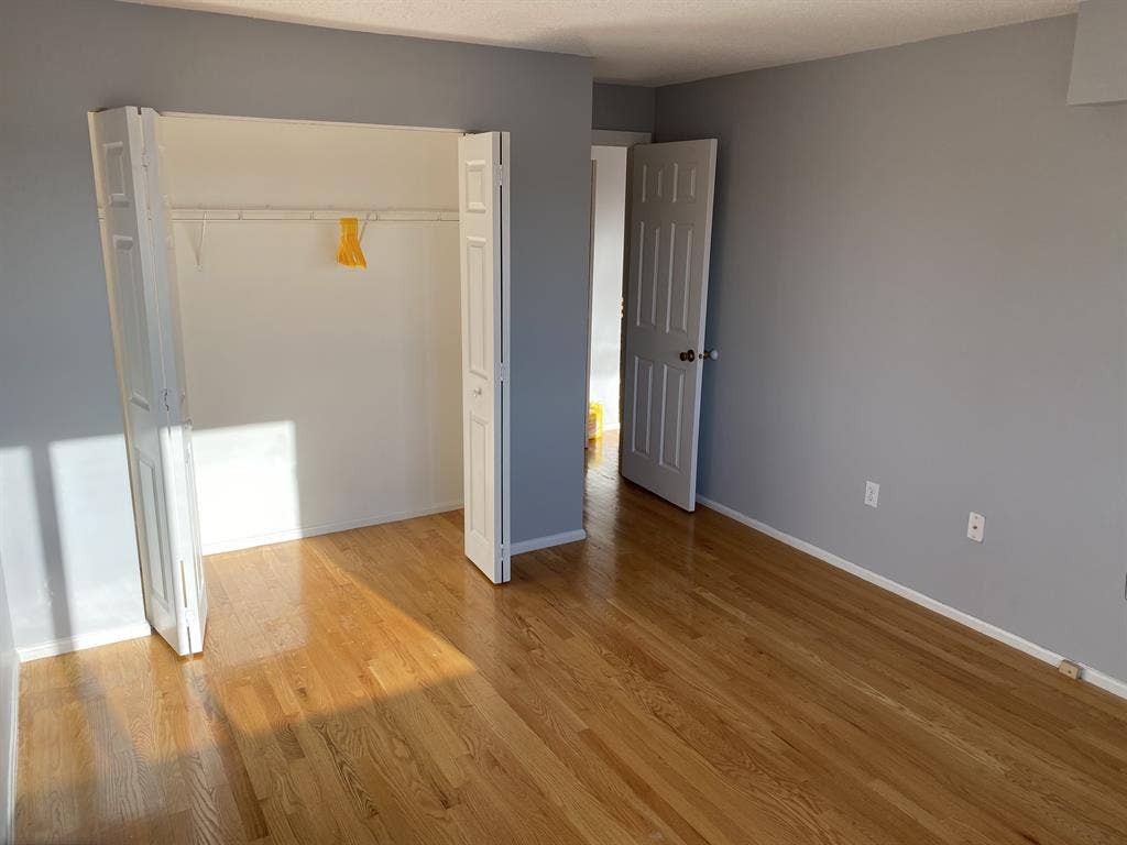 Room in br available now!