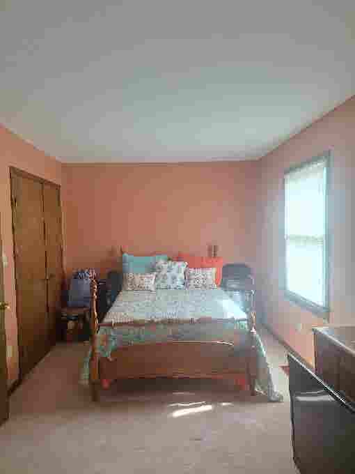 Looking 4 a quiet roommate to share