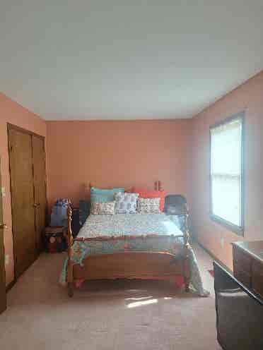 Looking 4 a quiet roommate to share
