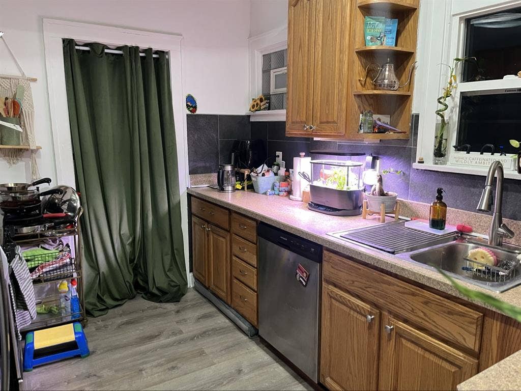 1 room in a house all inclusive