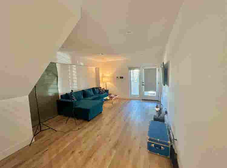 Hollywood 2-story condo