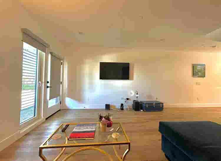 Hollywood 2-story condo
