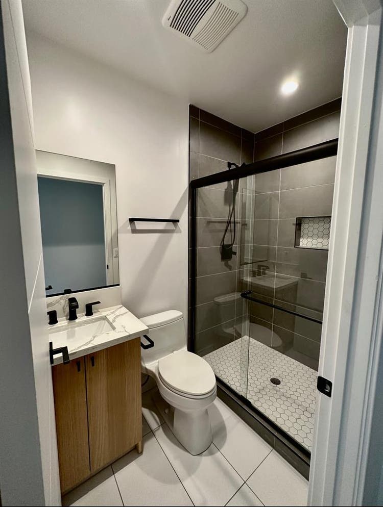 Hollywood 2-story condo