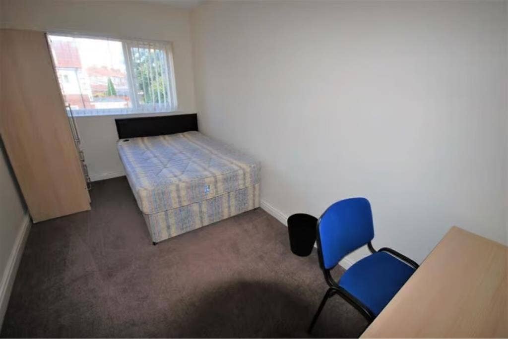 Female roommate needed