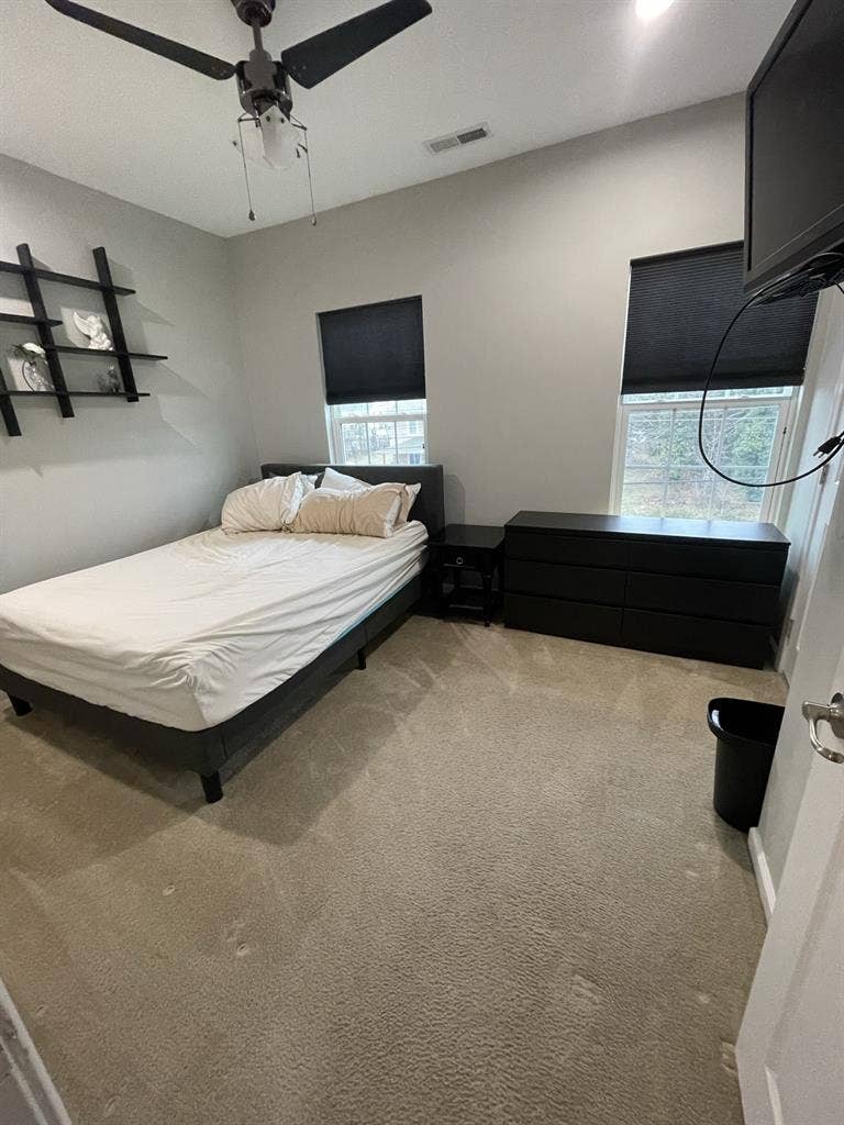 Spare bedroom for rent in townhouse