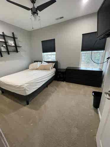 Spare bedroom for rent in townhouse