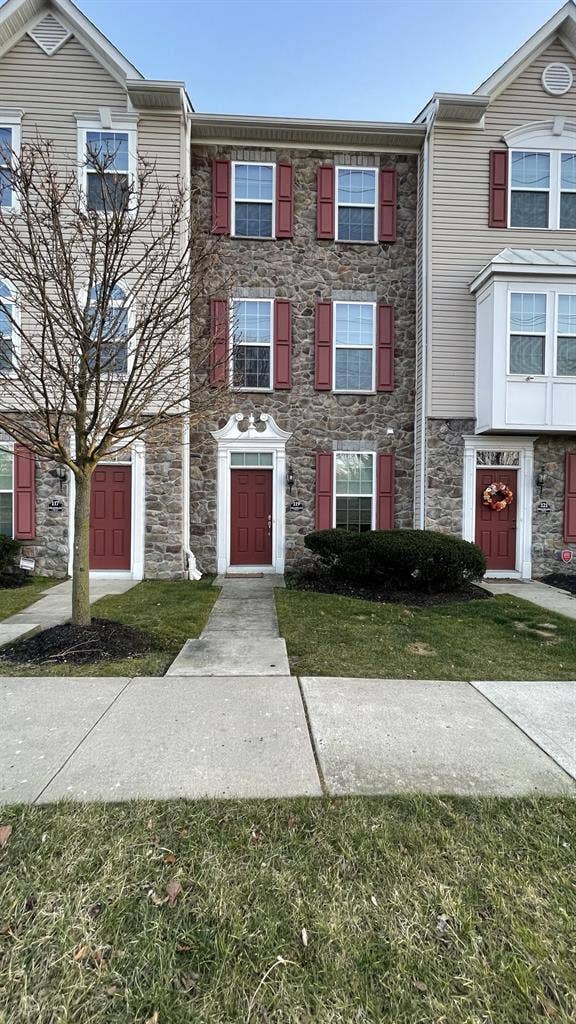 Spare bedroom for rent in townhouse