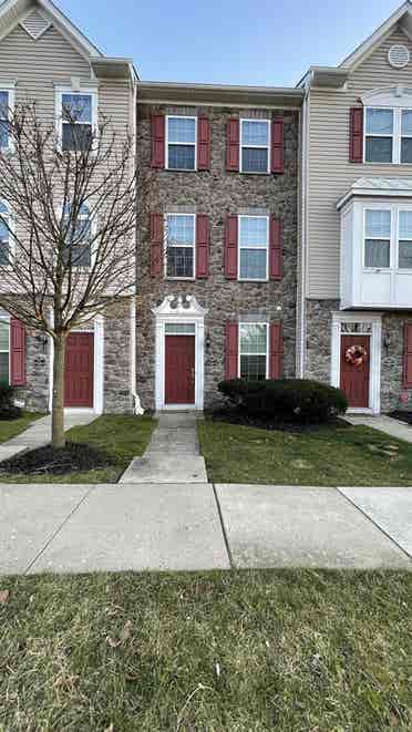Spare bedroom for rent in townhouse
