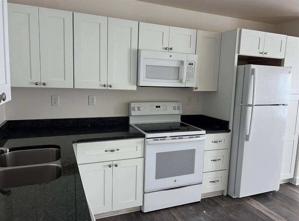 ISO 2 roommates in Marathon