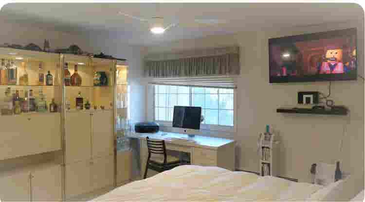 Cozy Glendale room
