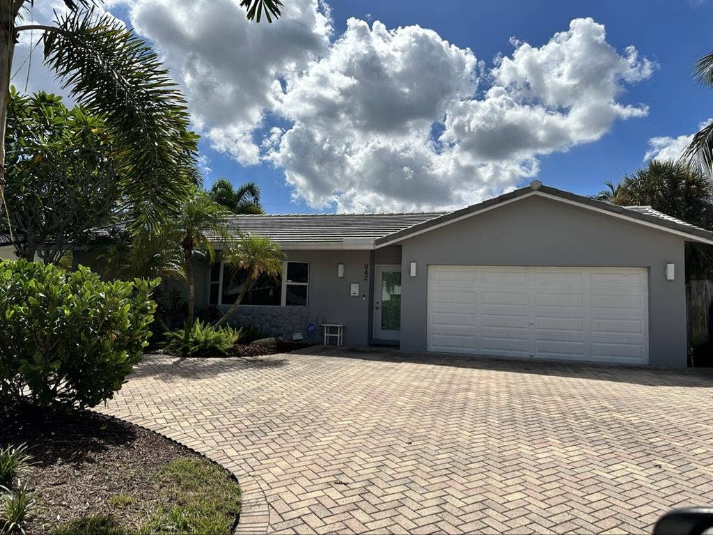 Room for rent in
 East Boca Raton