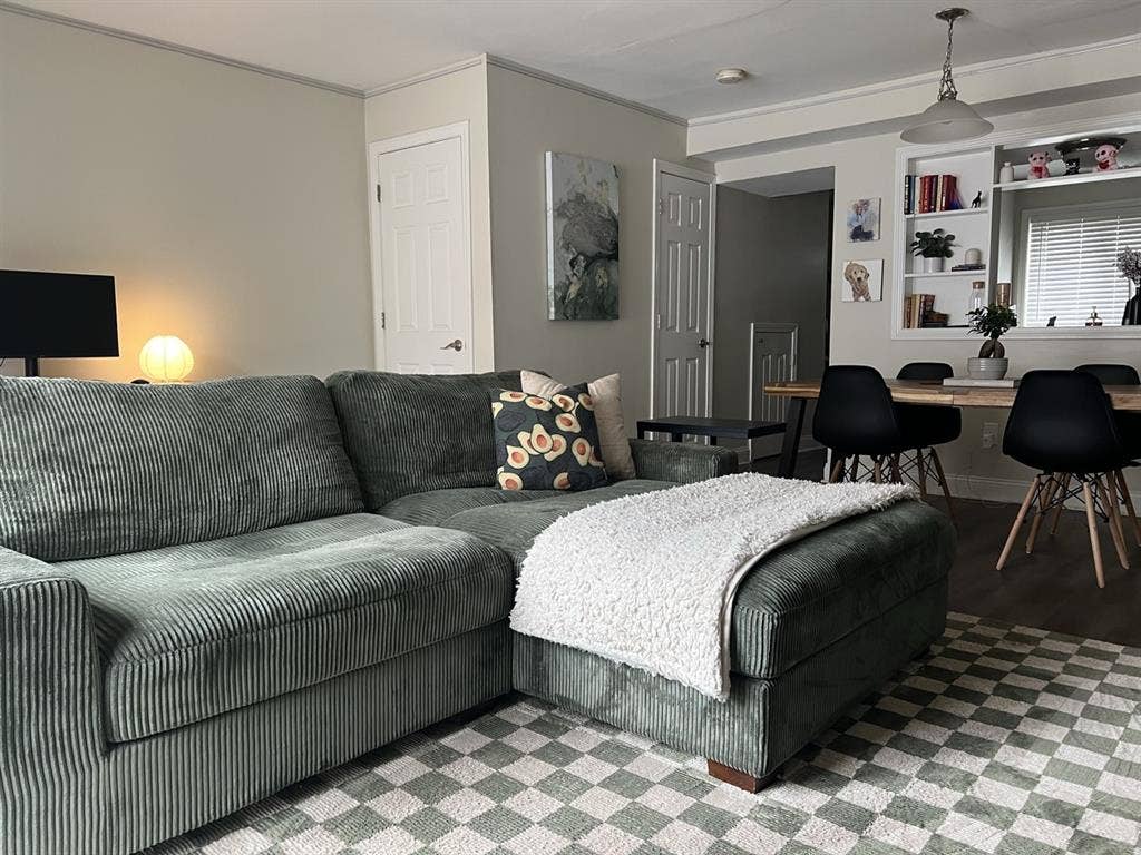 Female roommate wanted