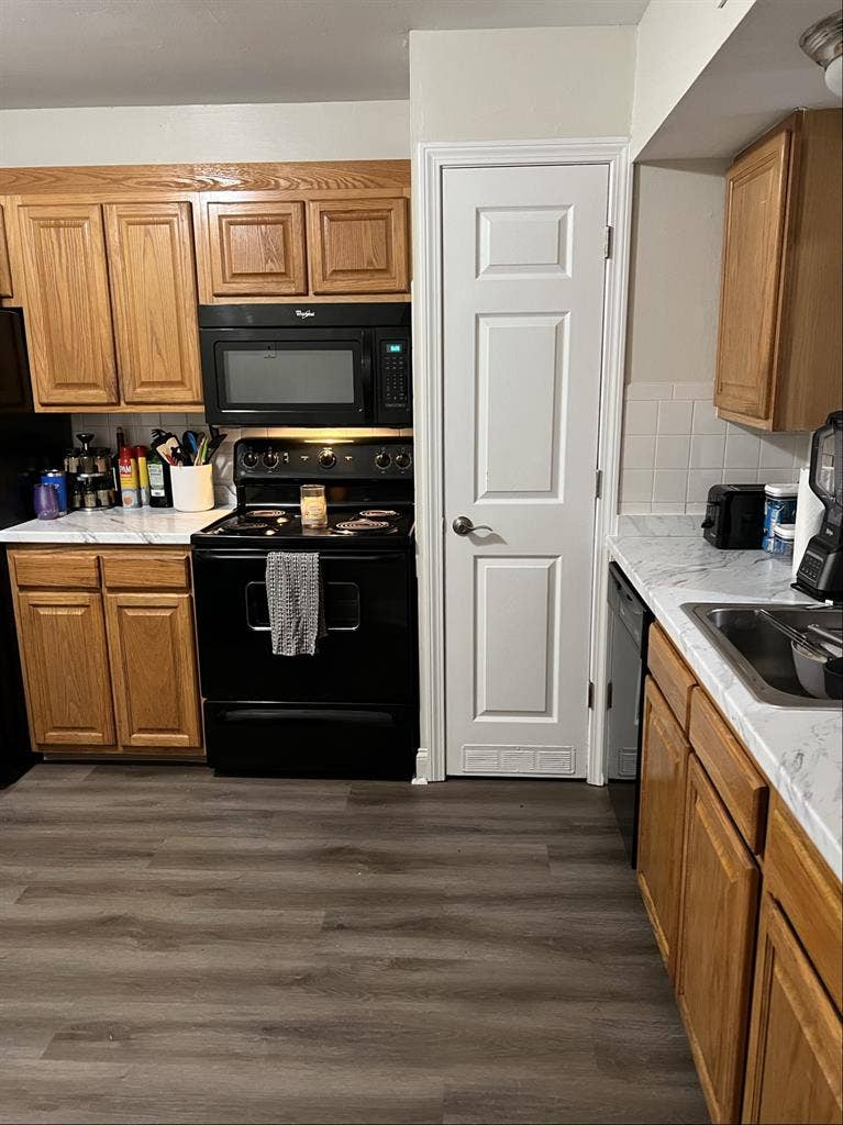 Female roommate wanted