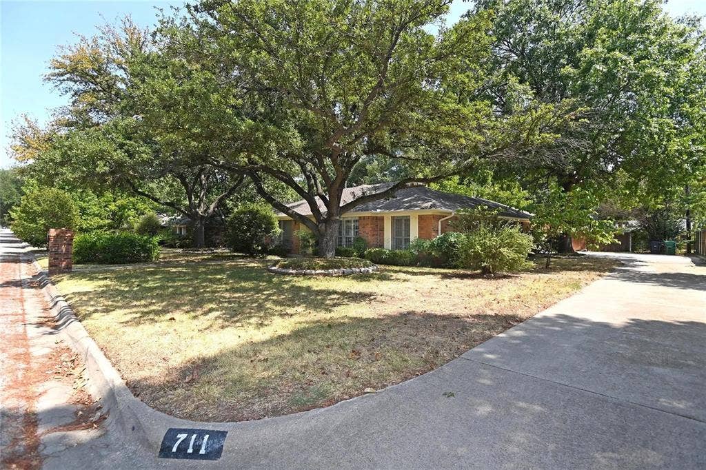 Room in Denton $ All bills paid