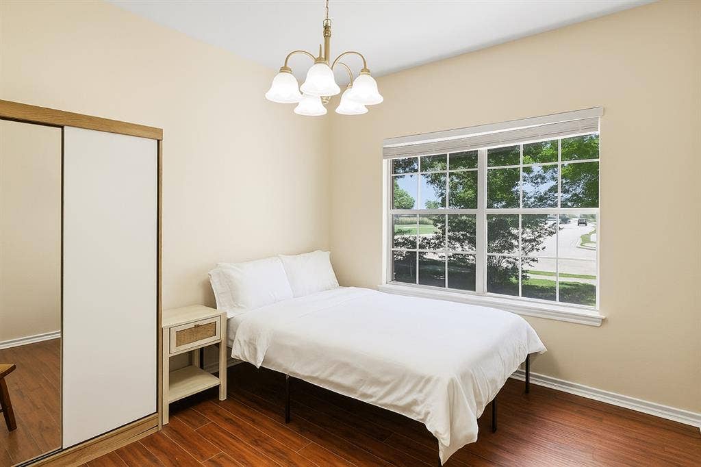 Spacious, modern room for rent